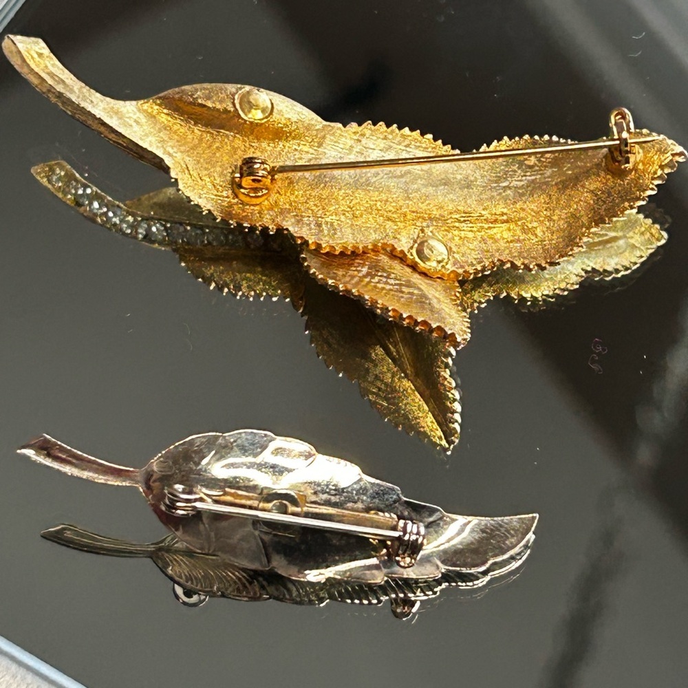 Set of Two Vintage Gold Tone Faux Pearl Feather Leaf Brooch Pin Rhinestone - Picture 3 of 6